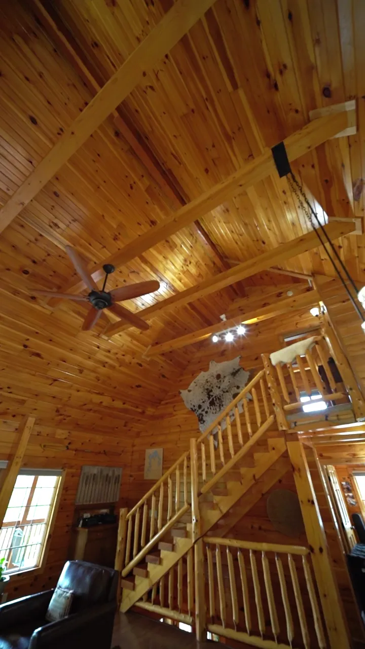 Vertical reel of a log cabin